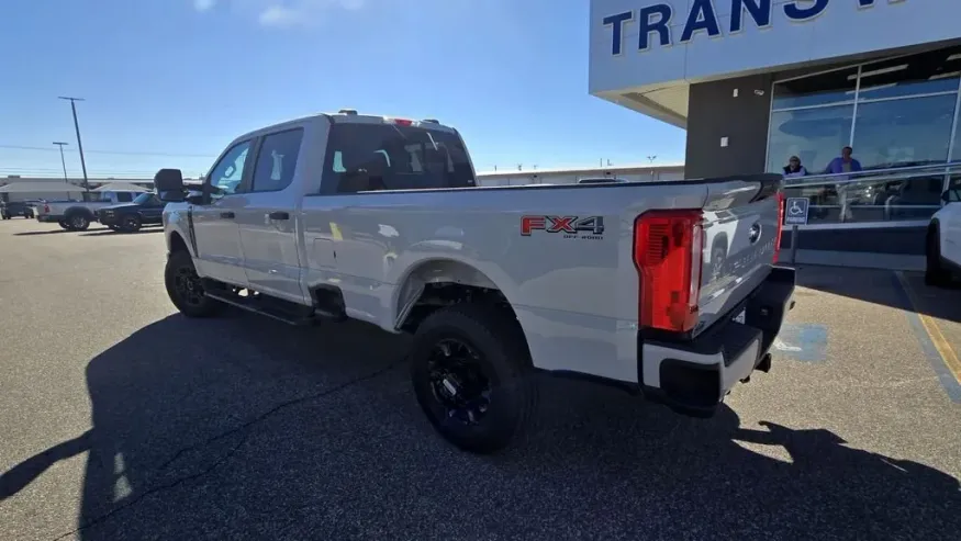 2026 Ford Super Duty F-350 | Photo 5 of 31