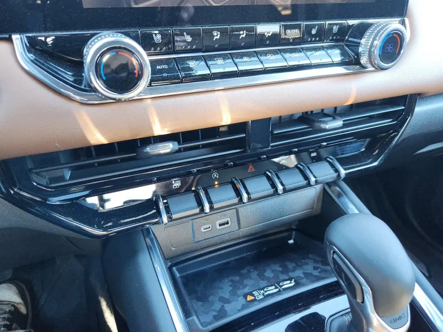 2025 GMC Canyon 4WD AT4 | Photo 26 of 28