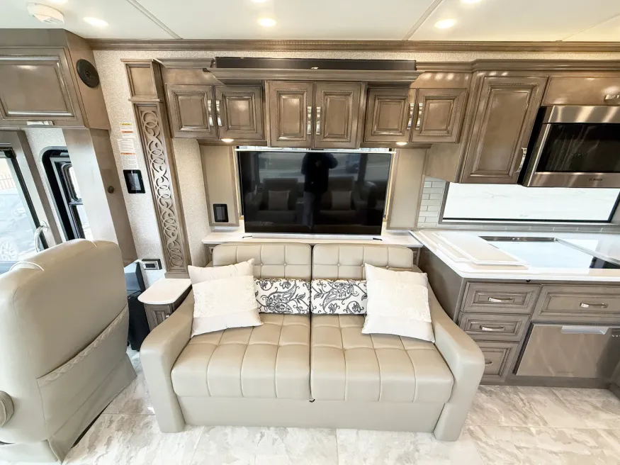 2023 Newmar Essex 4551 | Photo 9 of 34