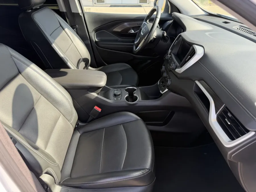 2024 GMC Terrain SLT | Photo 10 of 20