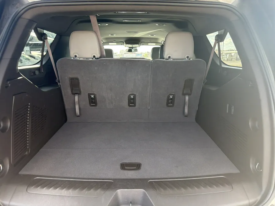 2024 GMC Yukon XL SLT | Photo 8 of 22