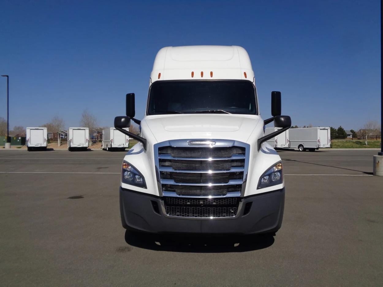 2019 Freightliner Cascadia 126 | Photo 2 of 12