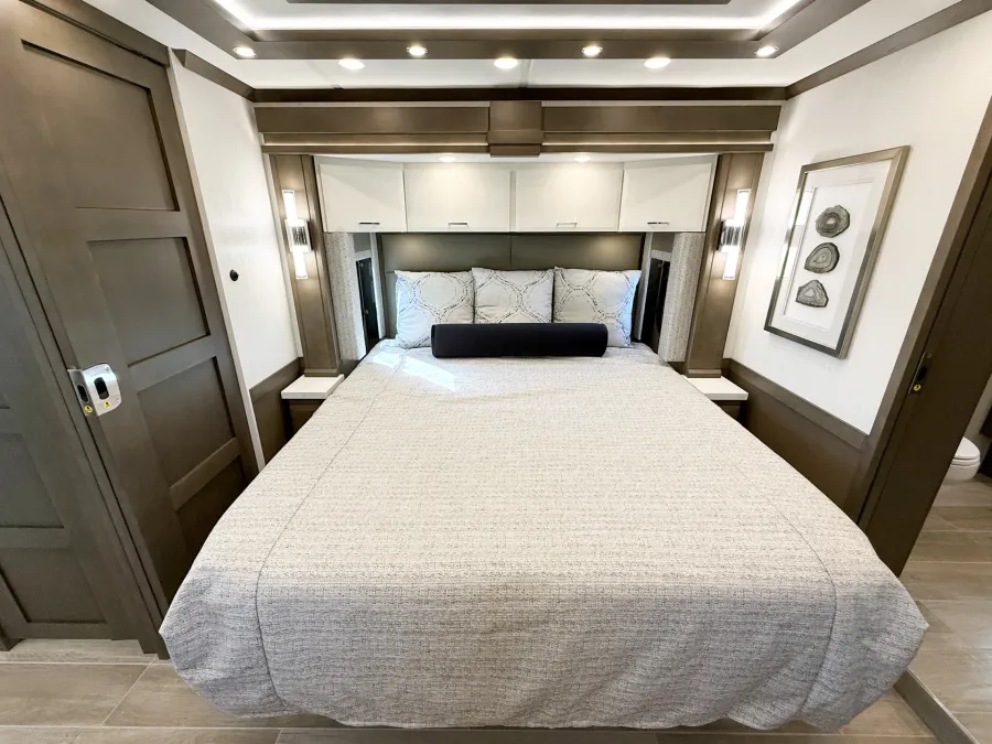 2026 Newmar Mountain Aire 4118 | Photo 16 of 31