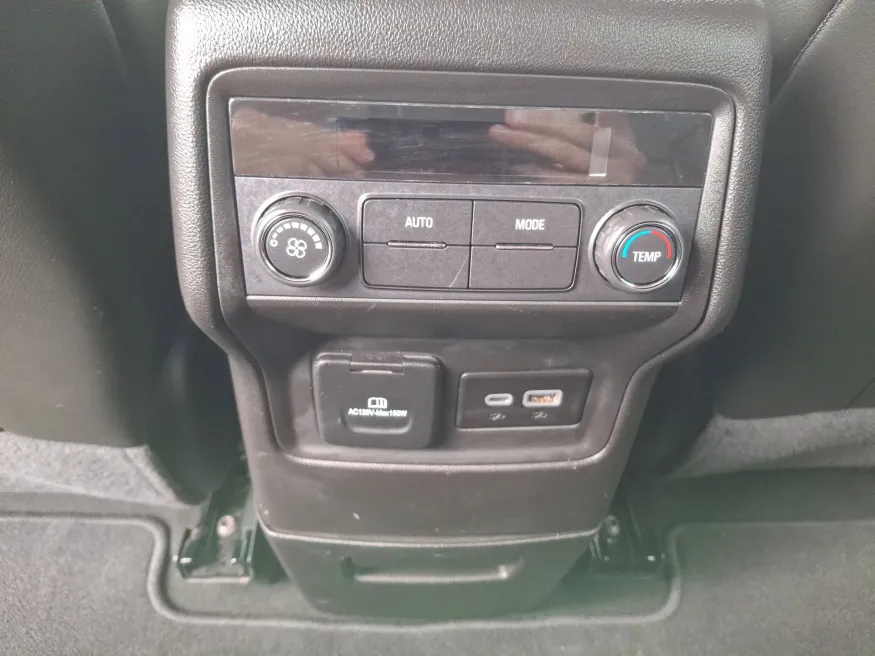 2023 GMC Acadia SLT | Photo 13 of 22