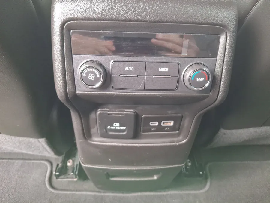 2023 GMC Acadia SLT | Photo 13 of 22