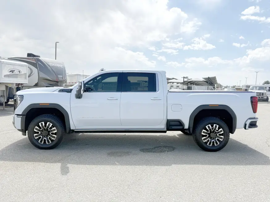 2026 GMC 2500 Denali Ultimate | Photo 3 of 23