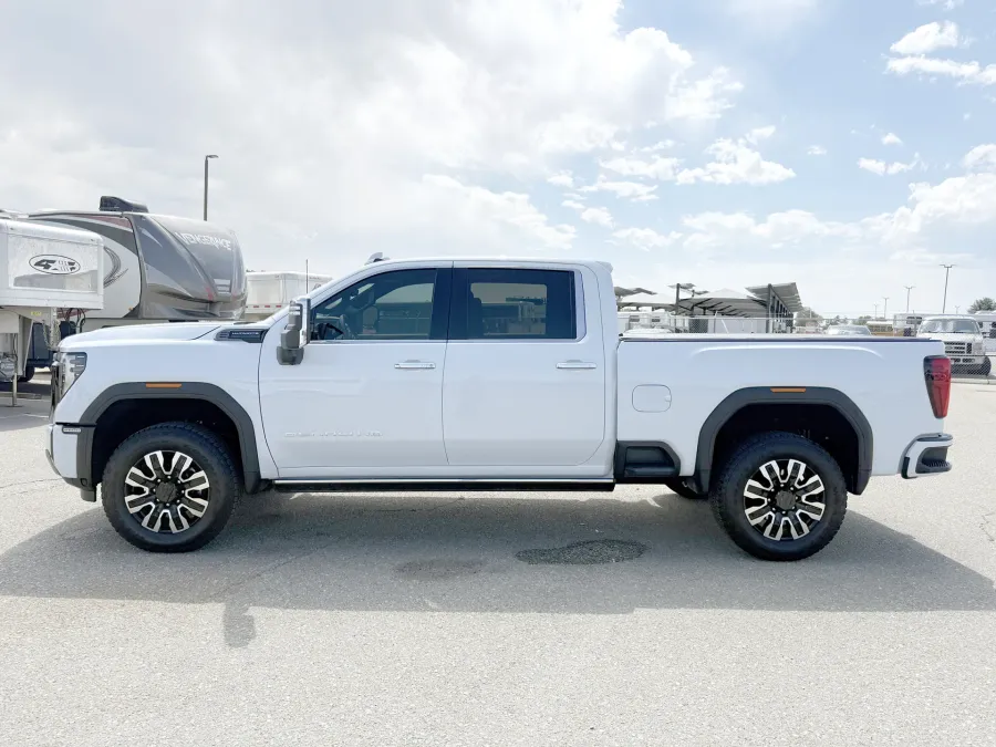 2026 GMC 2500 Denali Ultimate | Photo 3 of 23