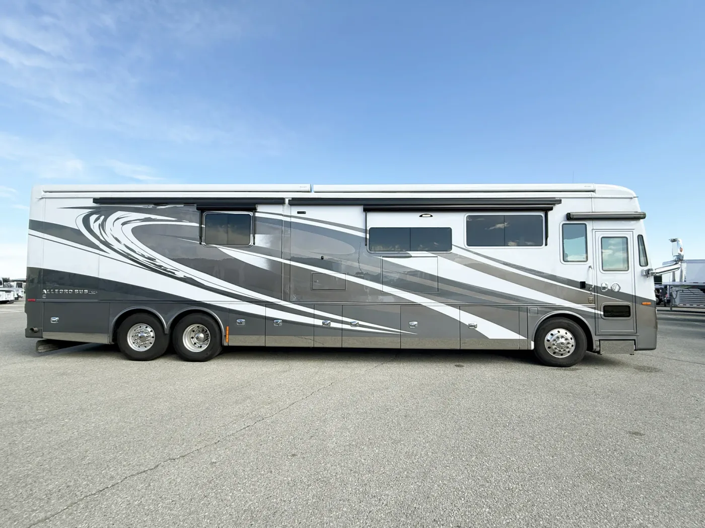 2022 Tiffin Allegro Bus 45OPP | Photo 2 of 32