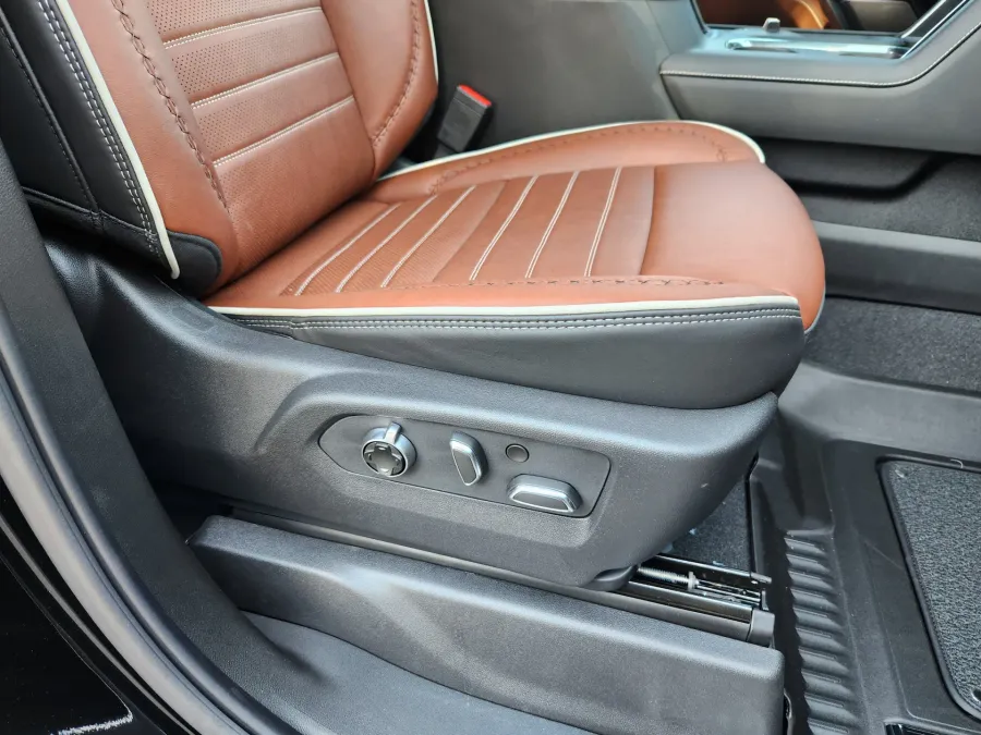 2025 GMC Sierra 2500HD Denali Ultimate | Photo 18 of 30