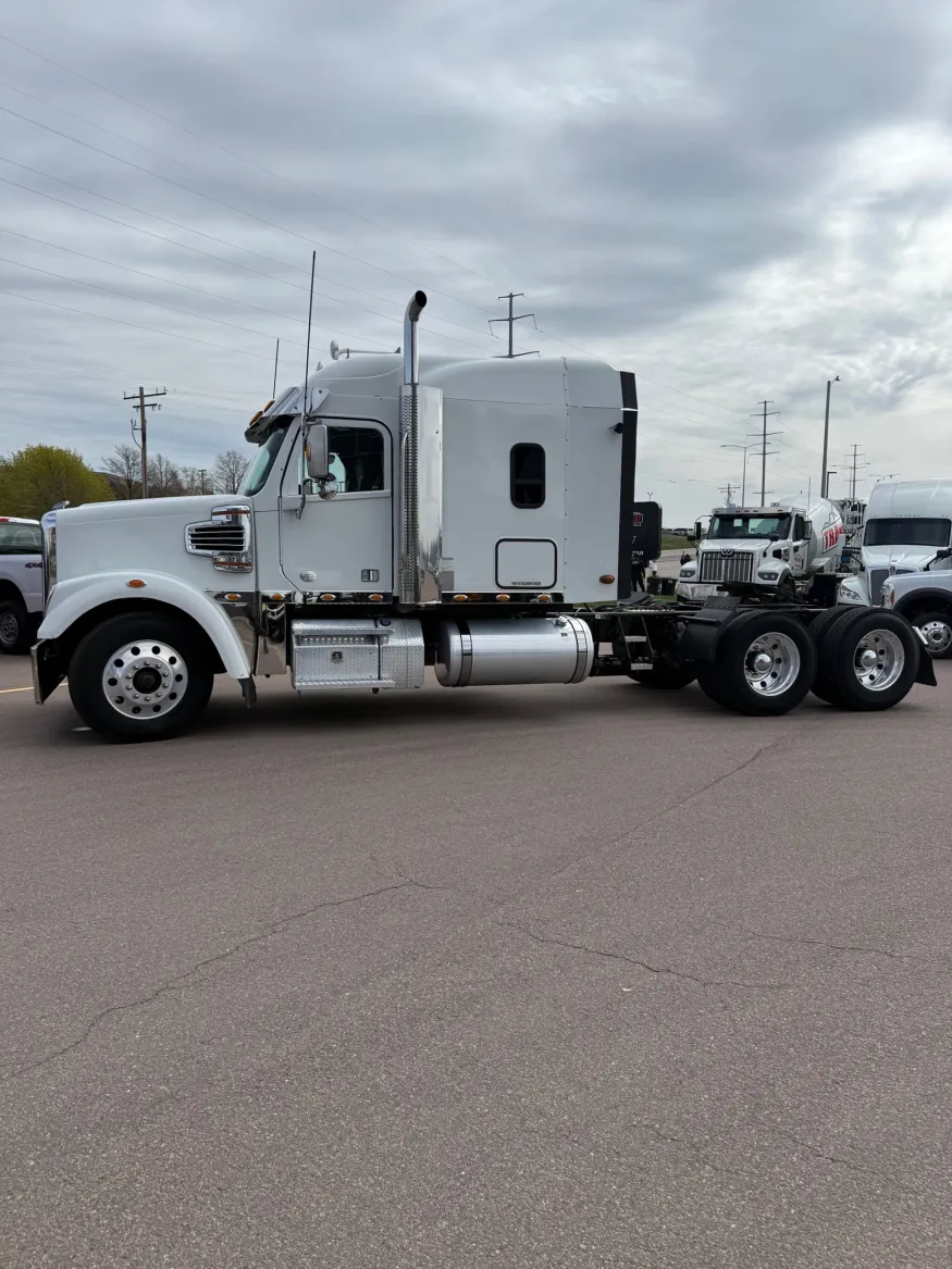 2023 Freightliner 122SD | Photo 2 of 17