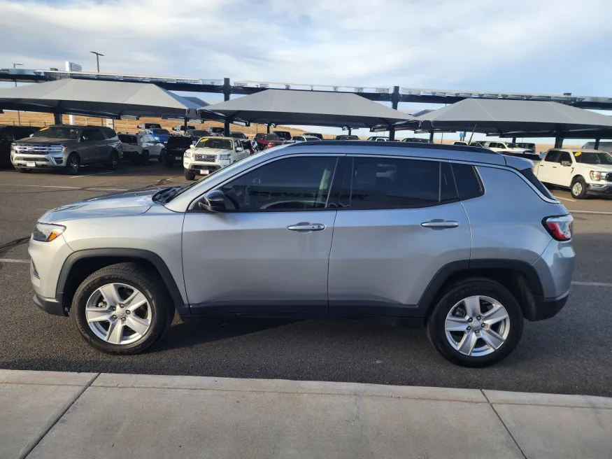 2022 Jeep Compass Latitude | Photo 4 of 22