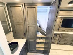 2026 Newmar Summit Aire 4505 | Thumbnail Photo 20 of 32