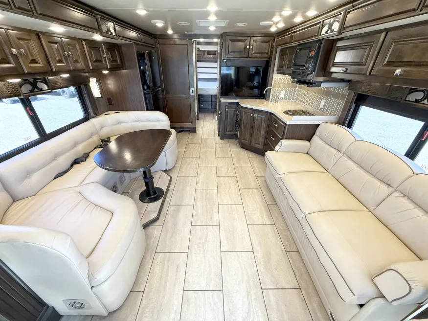 2017 Tiffin Allegro Breeze 32BR | Photo 3 of 27