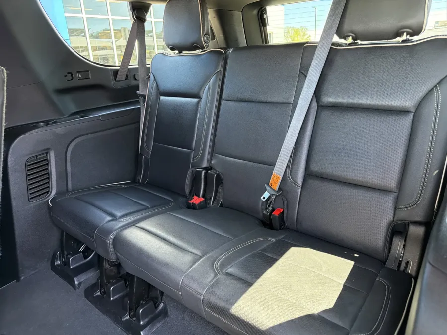 2024 GMC Yukon XL SLT | Photo 10 of 22
