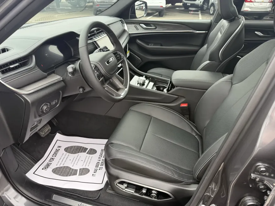 2025 Jeep Grand Cherokee Overland | Photo 11 of 19