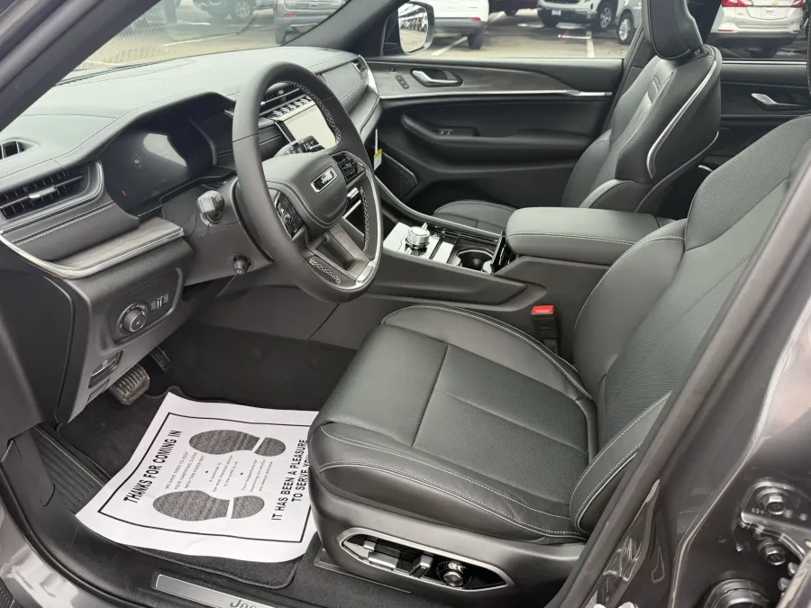 2025 Jeep Grand Cherokee Overland | Photo 11 of 19