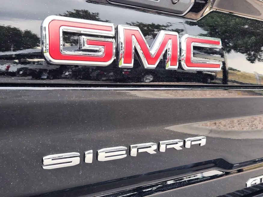 2025 GMC Sierra 2500HD AT4X | Photo 13 of 31