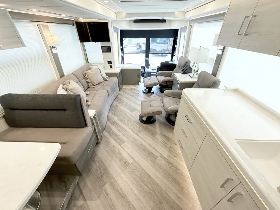 2023 Emerald Prevost H3-45 Triple Slide | Photo 4 of 35
