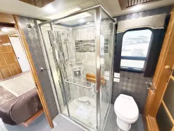 2013 Newmar King Aire 4584 | Thumbnail Photo 17 of 33