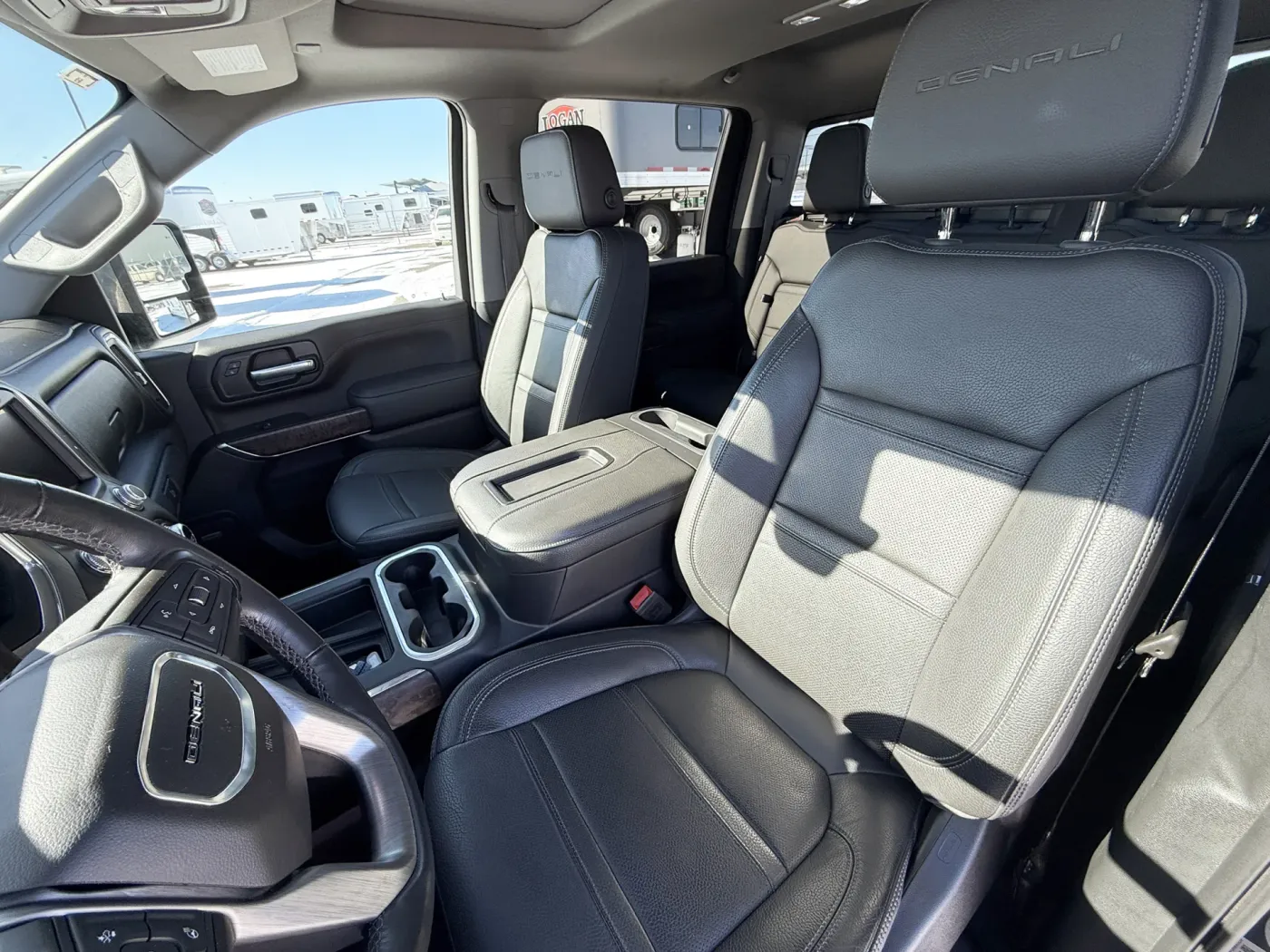 2020 GMC 3500HD Crew Cab Sierra Denali | Photo 4 of 22