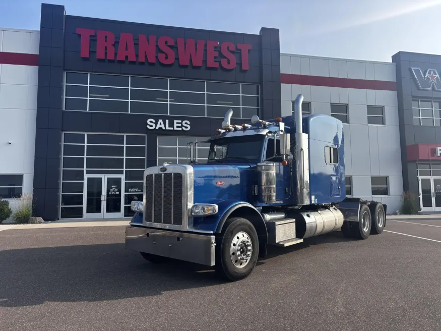 2022 Peterbilt 389 | Photo 2 of 18