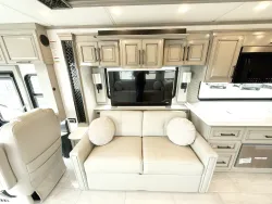 2026 Newmar London Aire 4551 | Thumbnail Photo 8 of 33