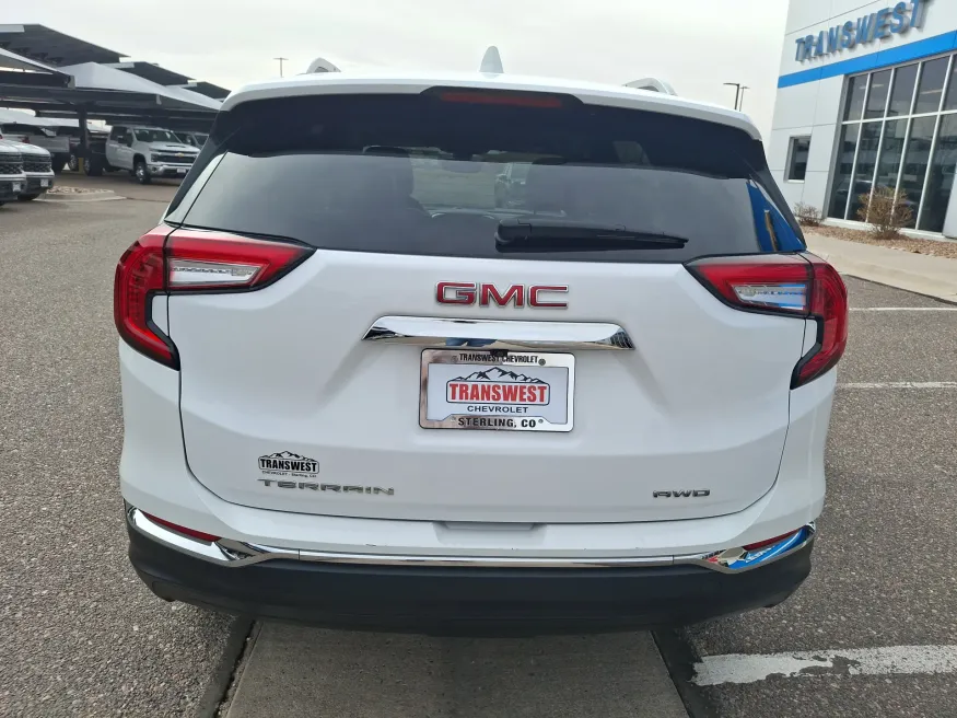 2024 GMC Terrain SLT | Photo 3 of 21