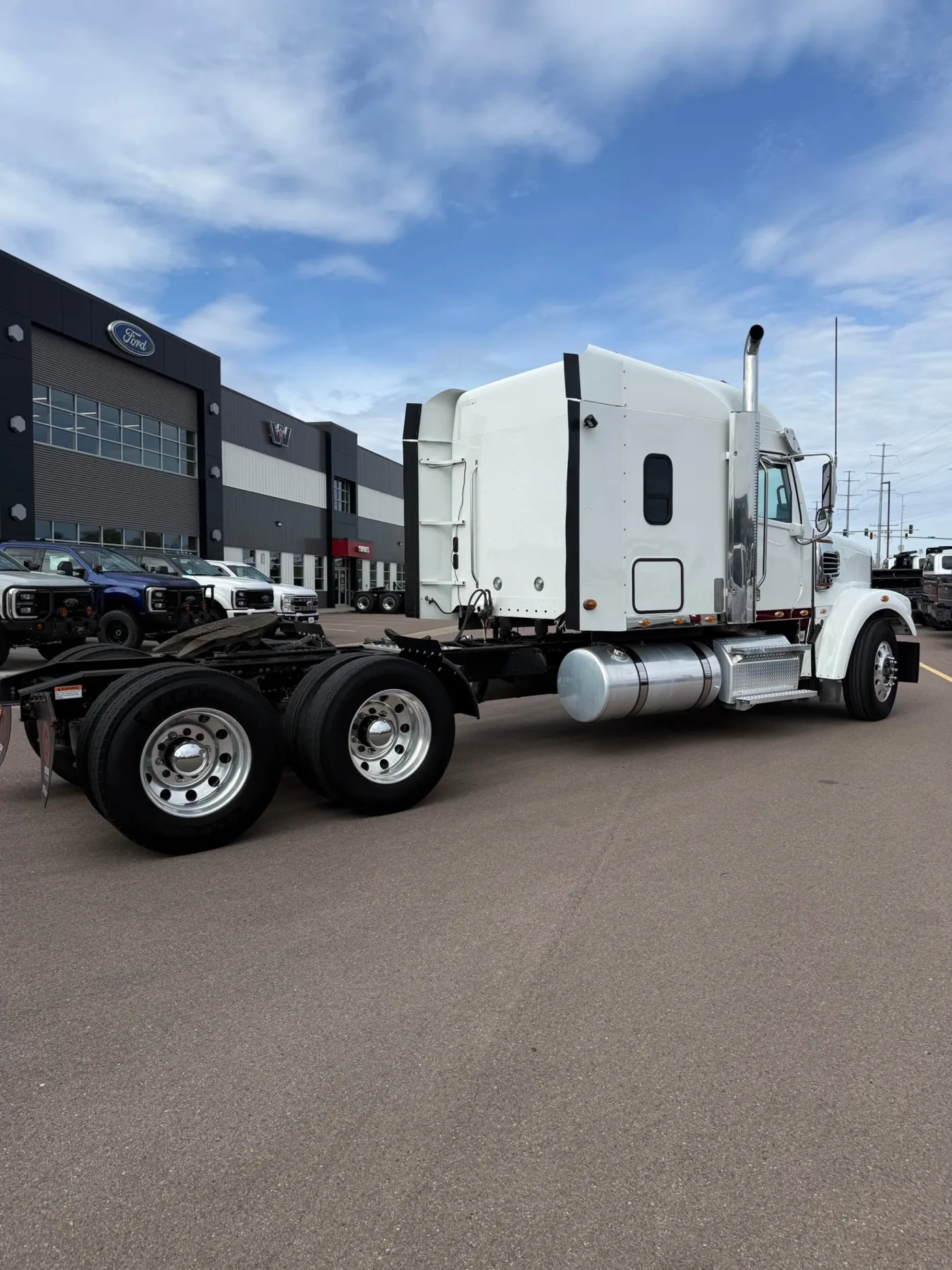 2023 Freightliner 122SD | Photo 5 of 17