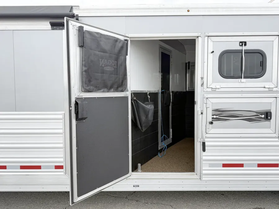 2023 Logan Coach Select 814 4HLQ | Photo 24 of 27