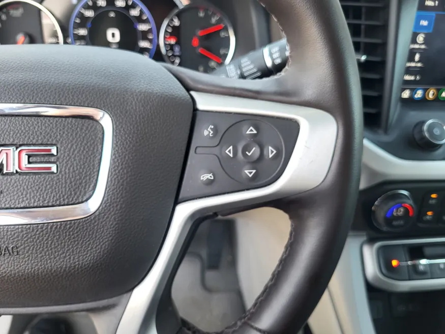 2023 GMC Acadia SLT | Photo 13 of 25