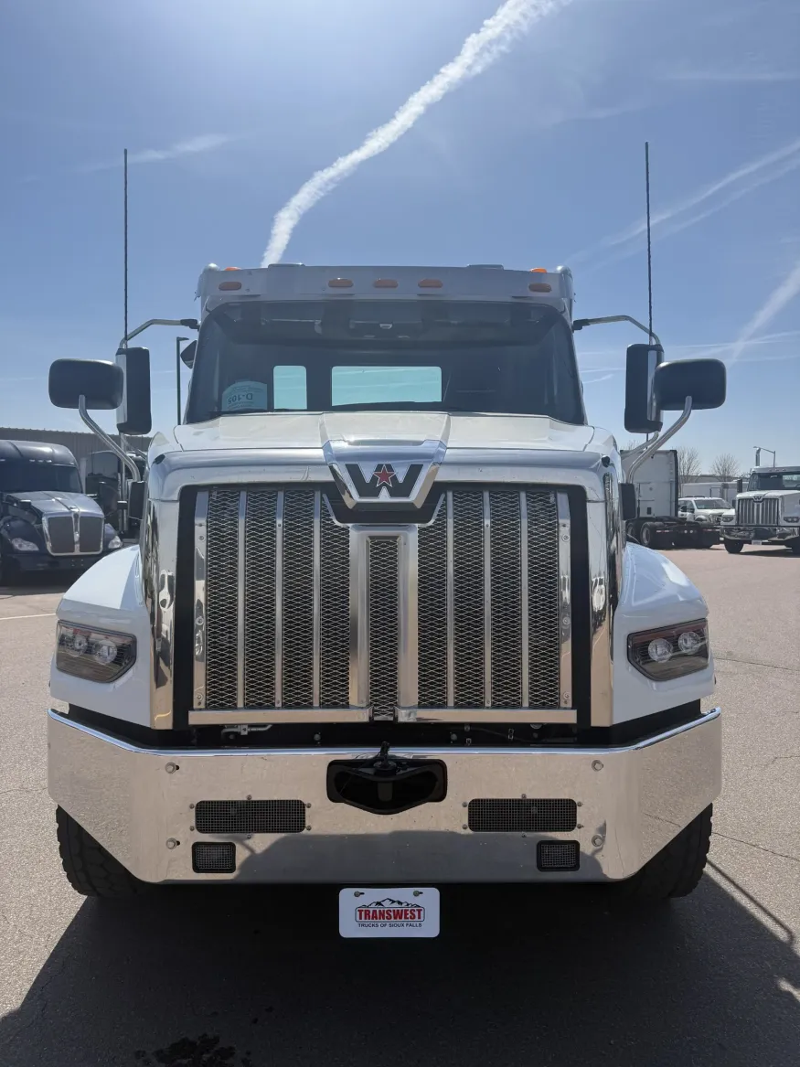 2027 Western Star 49X | Photo 4 of 12