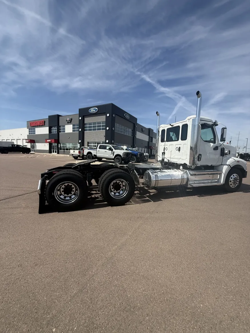 2027 Western Star 49X | Photo 3 of 16