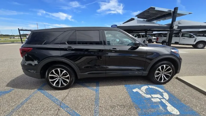 2022 Ford Explorer | Photo 4 of 31