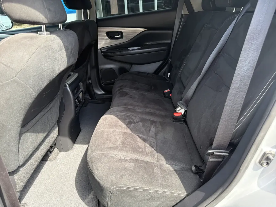 2016 Nissan Murano | Photo 9 of 18