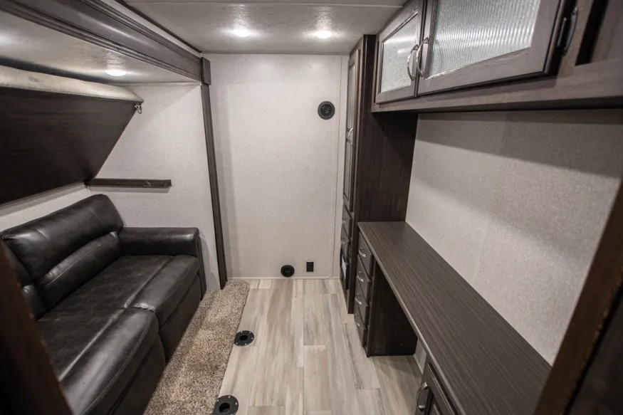 2022 Coachmen Brookstone 398MBL | Photo 16 of 27