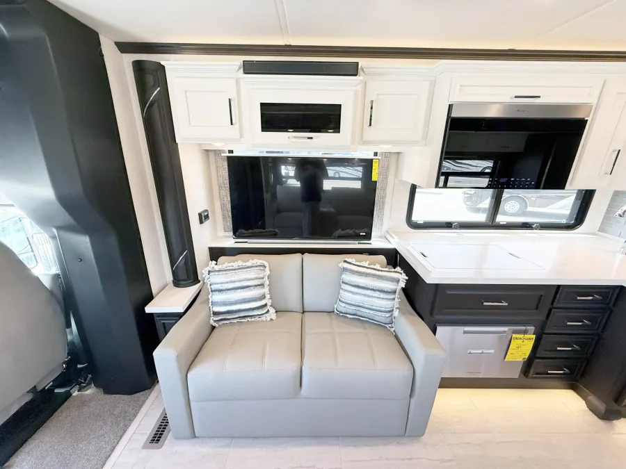 2026 Newmar Supreme Aire 4505 | Photo 9 of 30