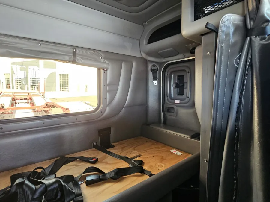 2020 Peterbilt 389 | Photo 31 of 35