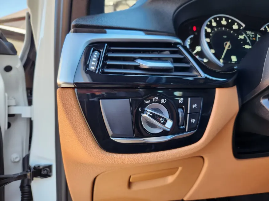 2019 BMW 5 Series 530i xDrive | Photo 6 of 29