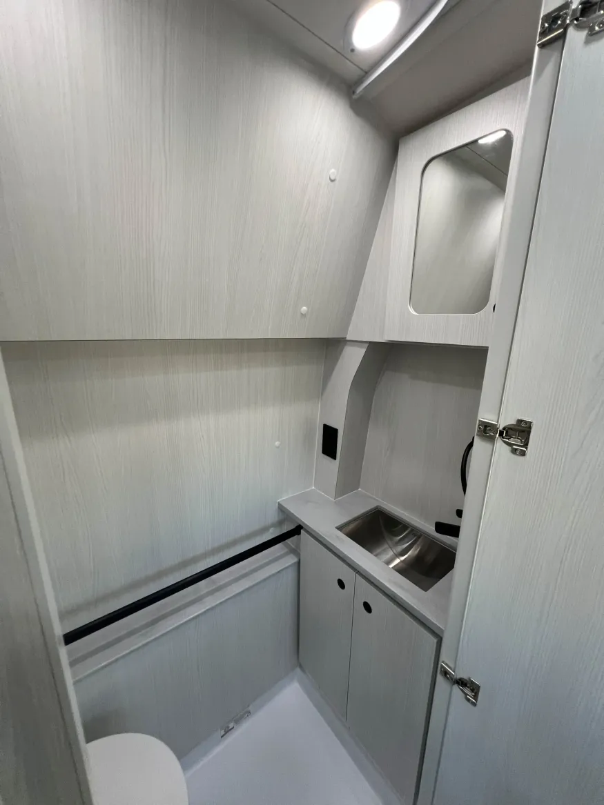 2026 Pleasure-way Ontour 2.2 AWD | Photo 17 of 18