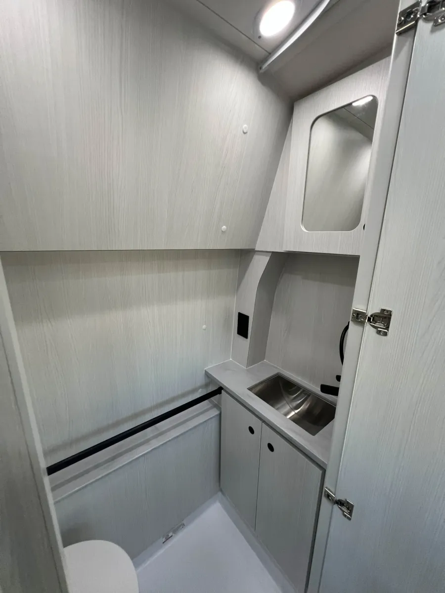 2026 Pleasure-way Ontour 2.2 AWD | Photo 17 of 18