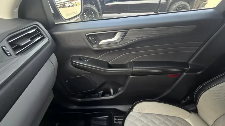 2023 Ford Escape | Photo 32 of 35