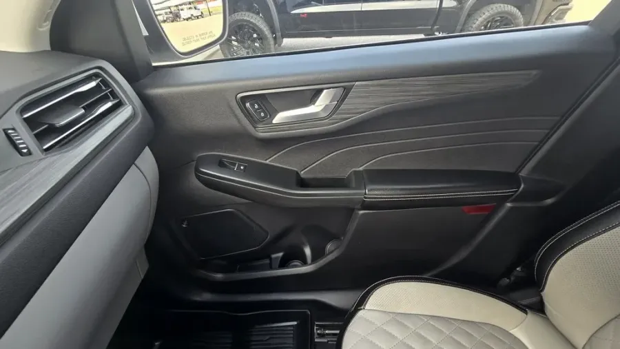 2023 Ford Escape | Photo 32 of 35