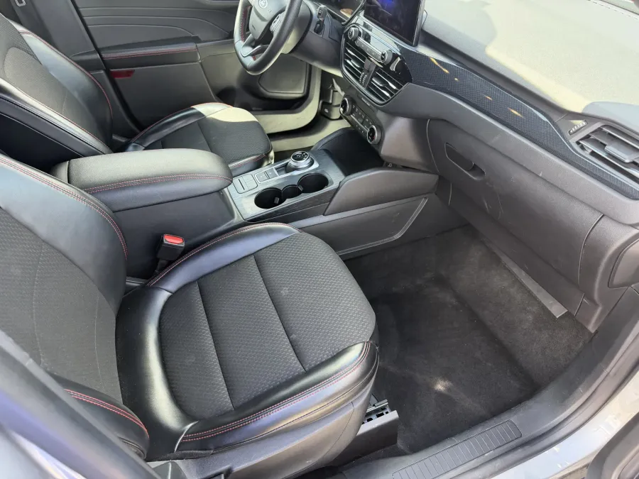 2024 Ford Escape ST-Line | Photo 12 of 24