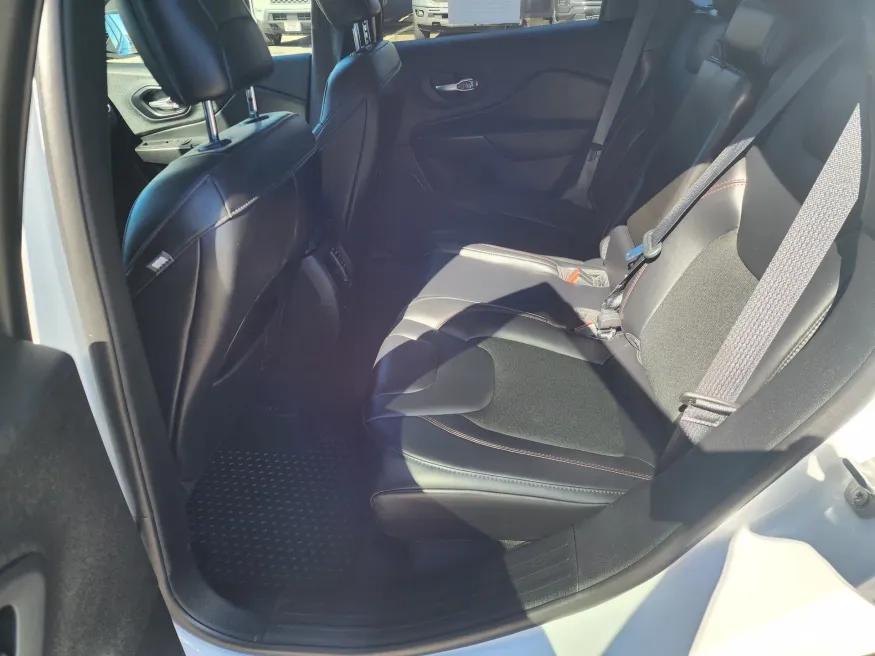 2021 Jeep Cherokee Trailhawk | Photo 11 of 26