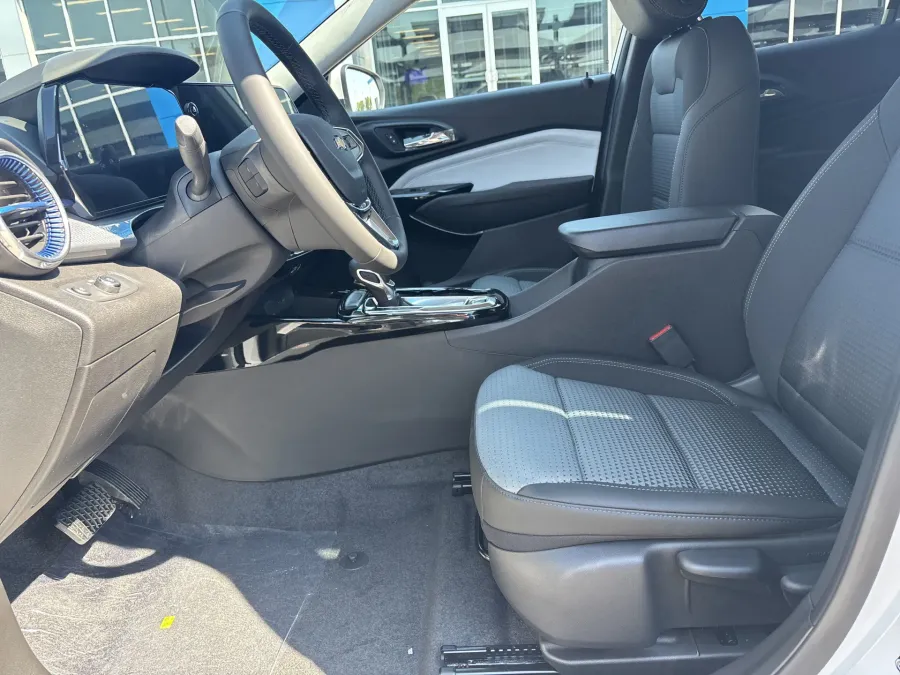 2025 Chevrolet Trax LT | Photo 13 of 20