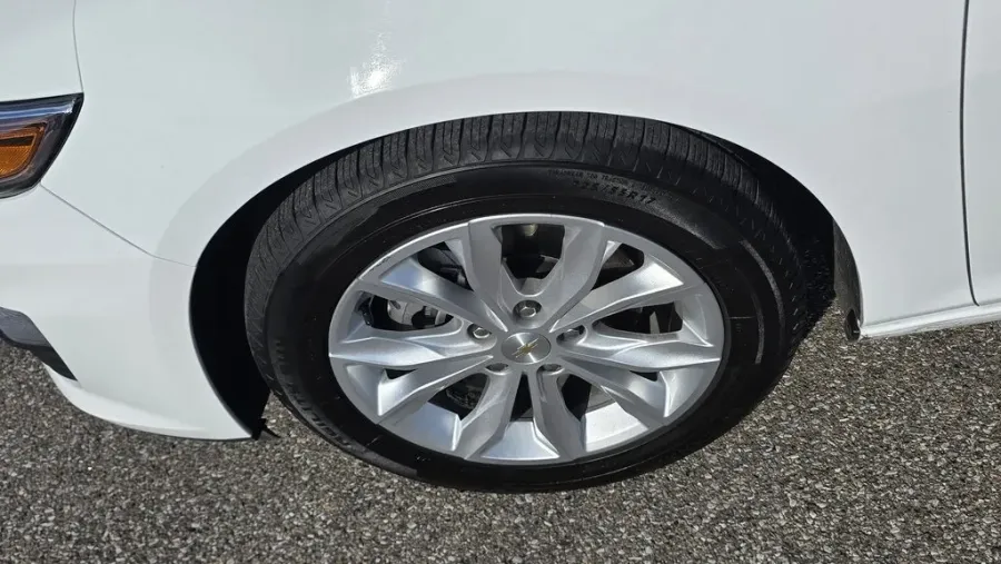 2024 Chevrolet Malibu | Photo 9 of 27