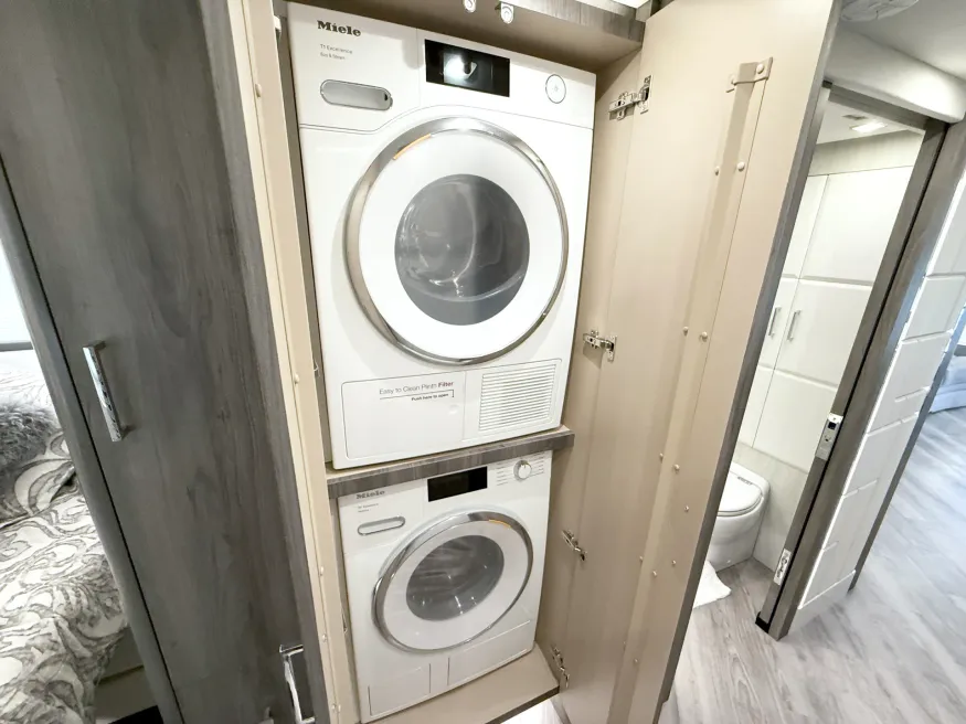 2023 Emerald Prevost H3-45 Triple Slide | Photo 16 of 35