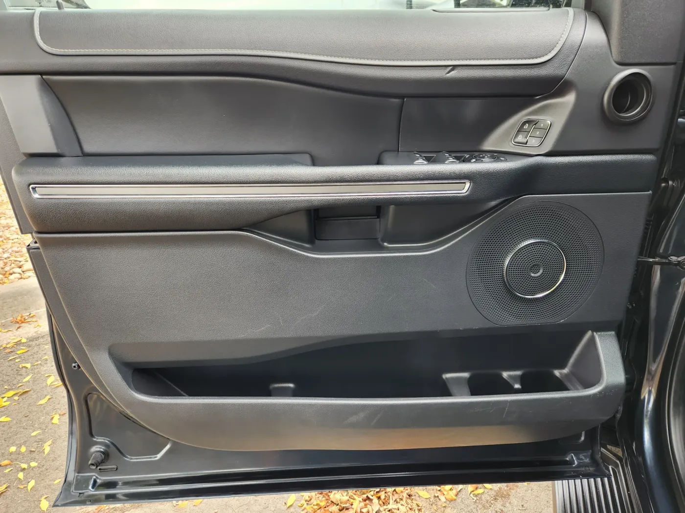 2024 Ford Expedition Max XLT | Photo 5 of 28