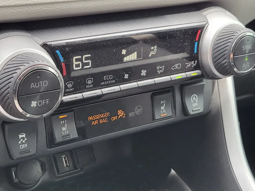 2020 Toyota RAV4 XLE | Photo 16 of 26