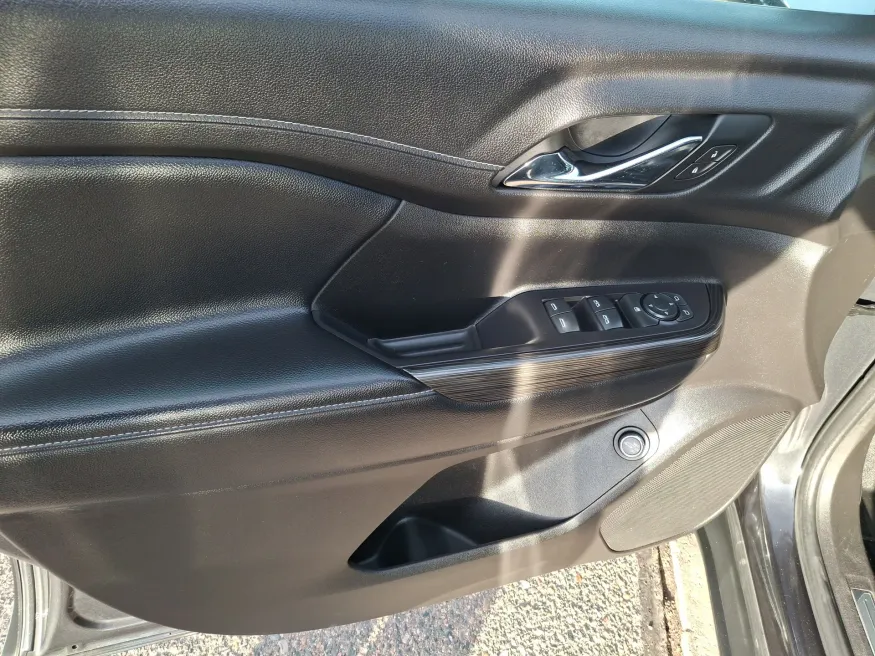 2020 GMC Acadia SLT | Photo 15 of 22